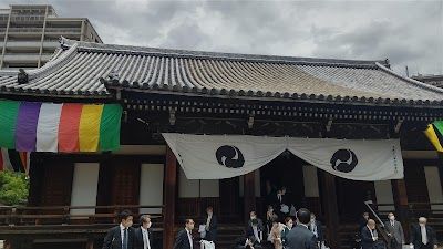Shitenno-ji Temple Market (21st & 22nd of every month)